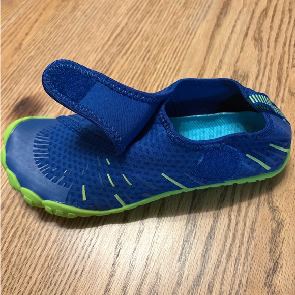 Boys Water Shoes, Blue with Like Green Soles - Size EU 34, US 2.5 - Picture 3 of 4